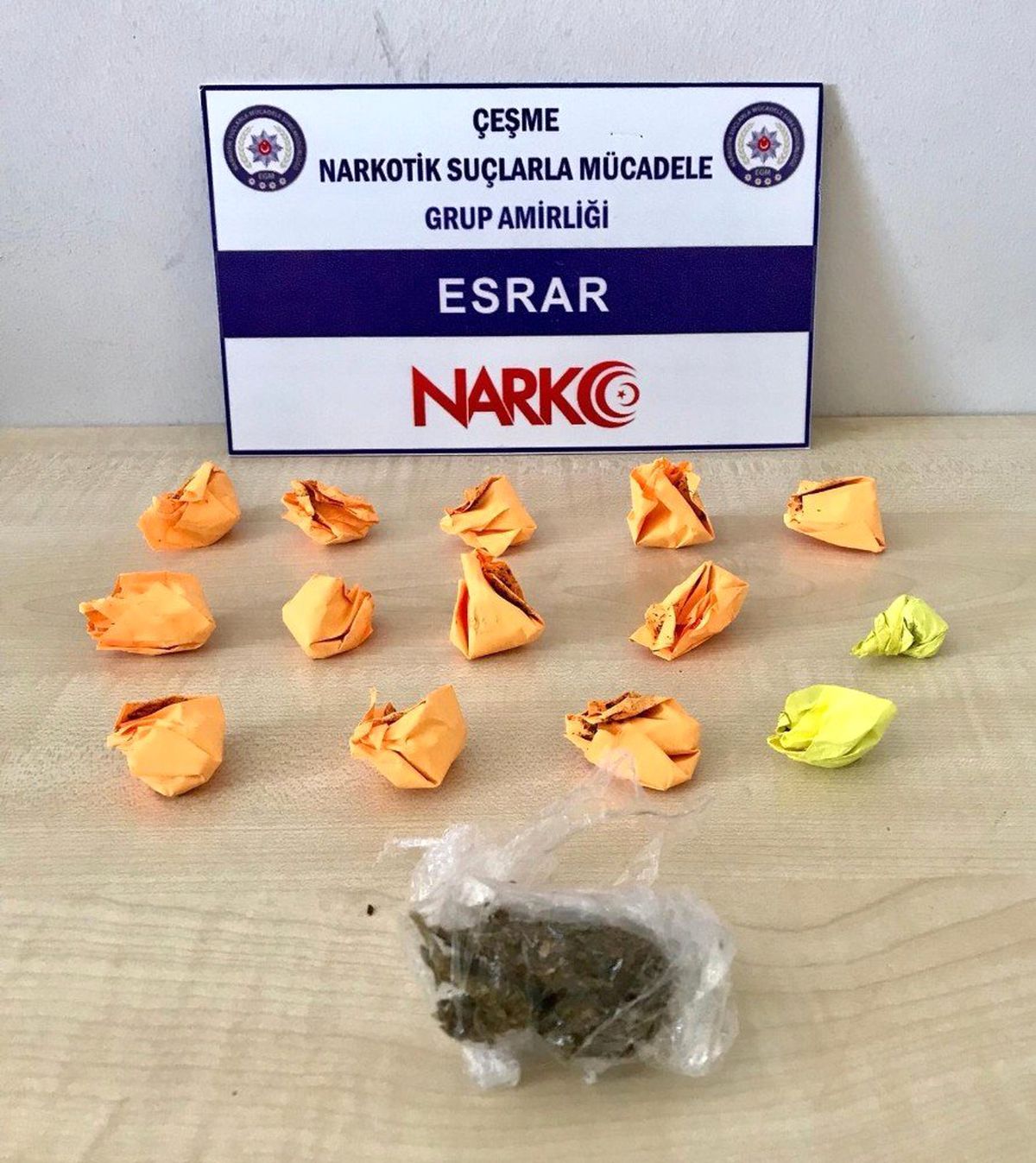 Polis durumlarından şüphelenerek durdurdu, araçtan esrar çıktı
