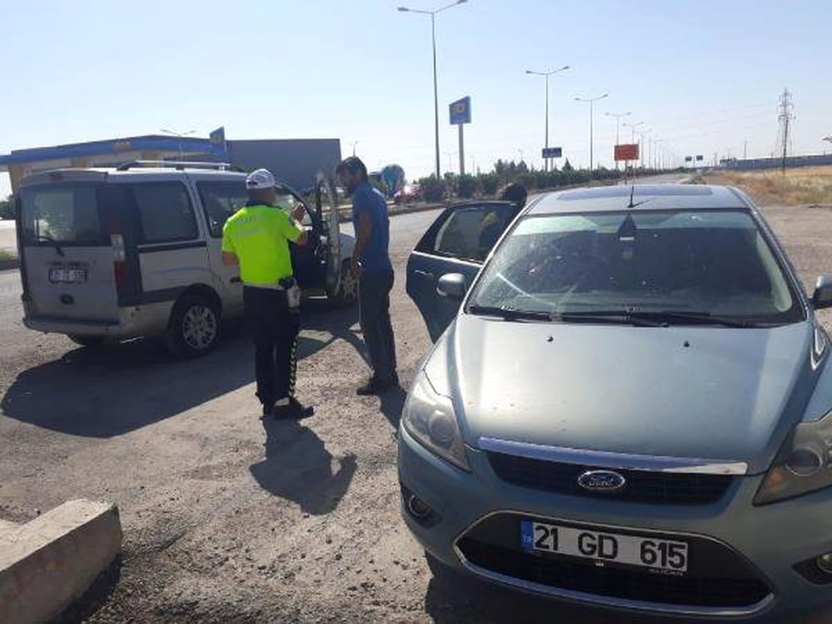 Polis memuru, sınava katılacak adaylar için aracını verdi