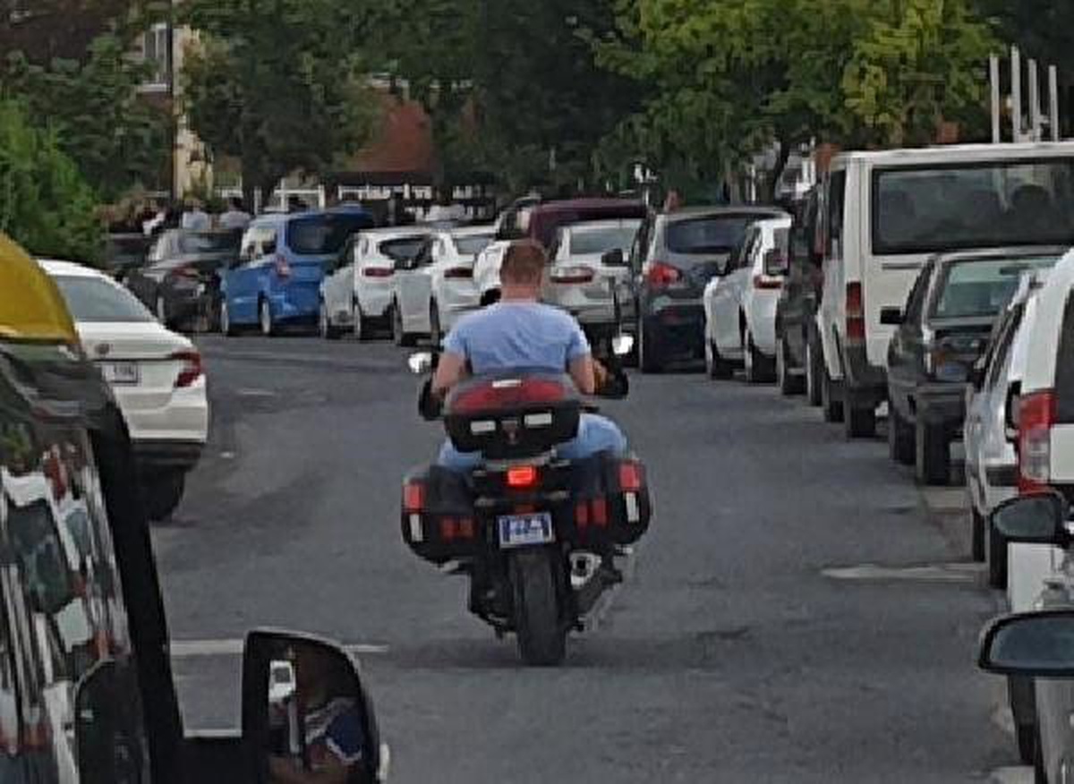 Polis, motosikletle sınava yetiştirdi