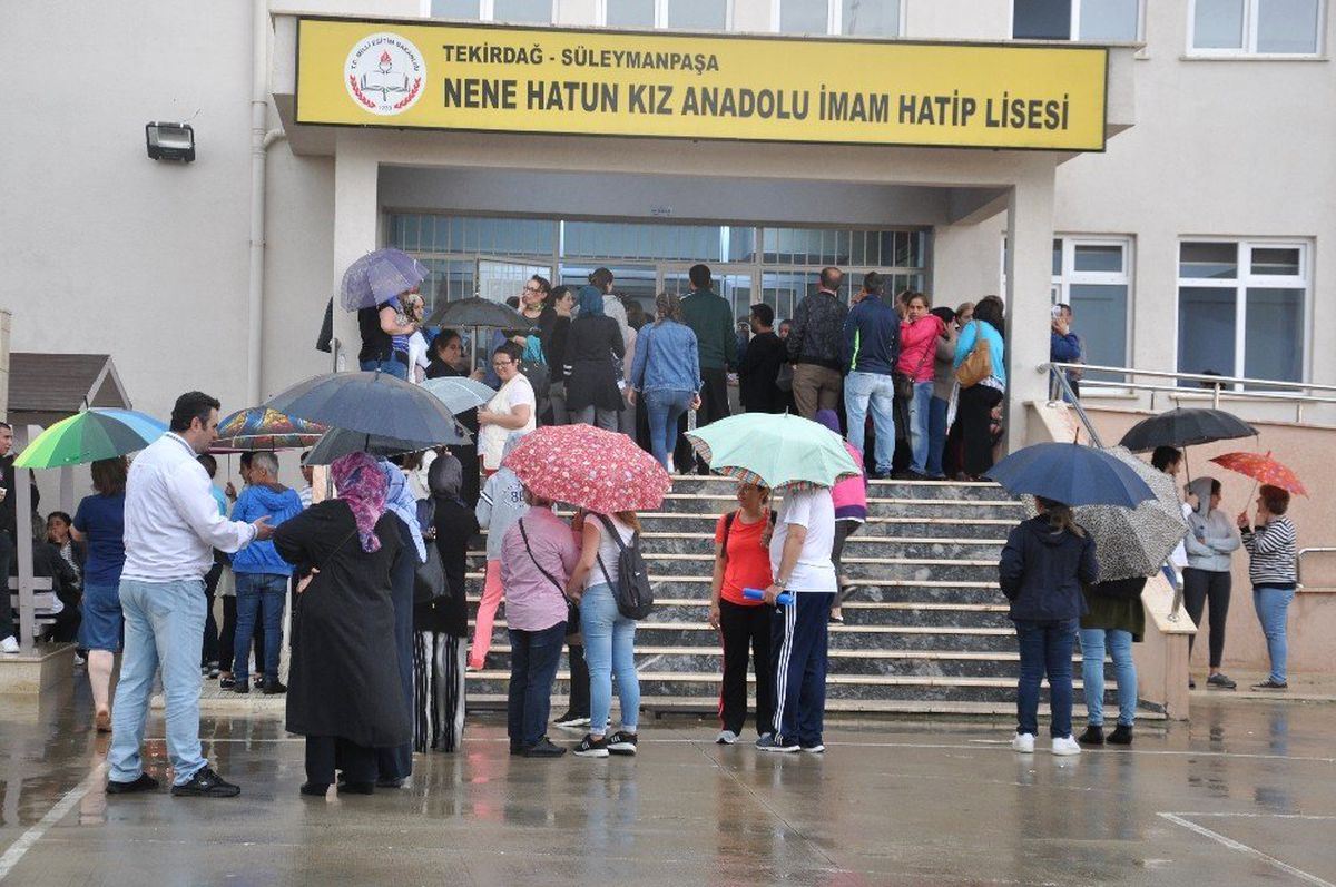 Sağanak yağışa rağmen okuldan bir an olsun ayrılmadılar