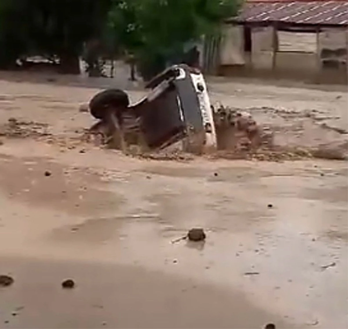 Sel sularında sürüklenen otomobil dereye düştü