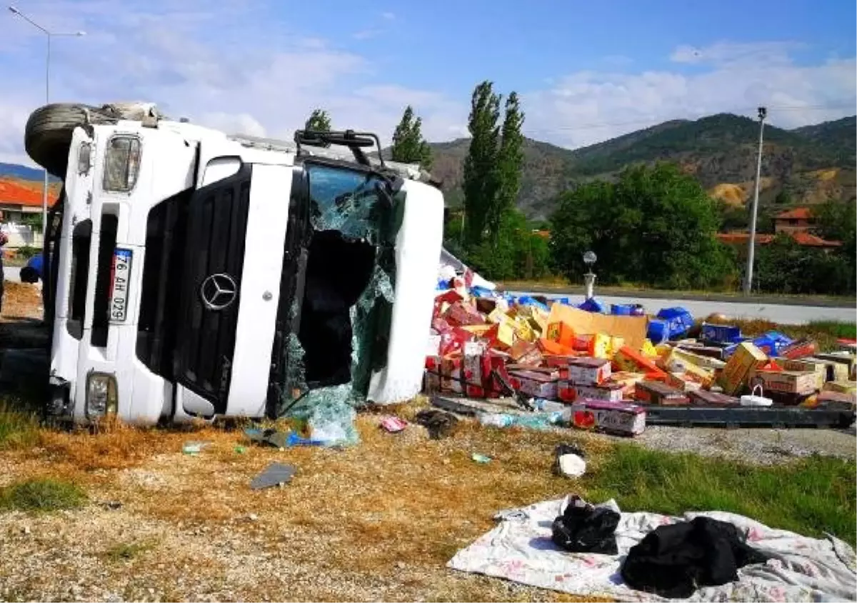 TIR devrildi, pasta malzemeleri çevreye saçıldı