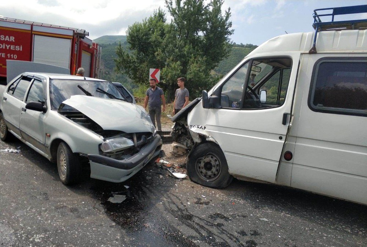 Tokat\'ta otomobil ile minibüs çarpıştı: 4 yaralı