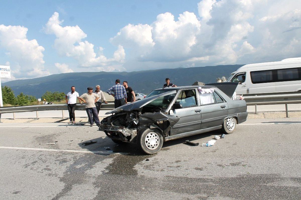 Tosya D100 Karayolunda kaza: 3 yaralı