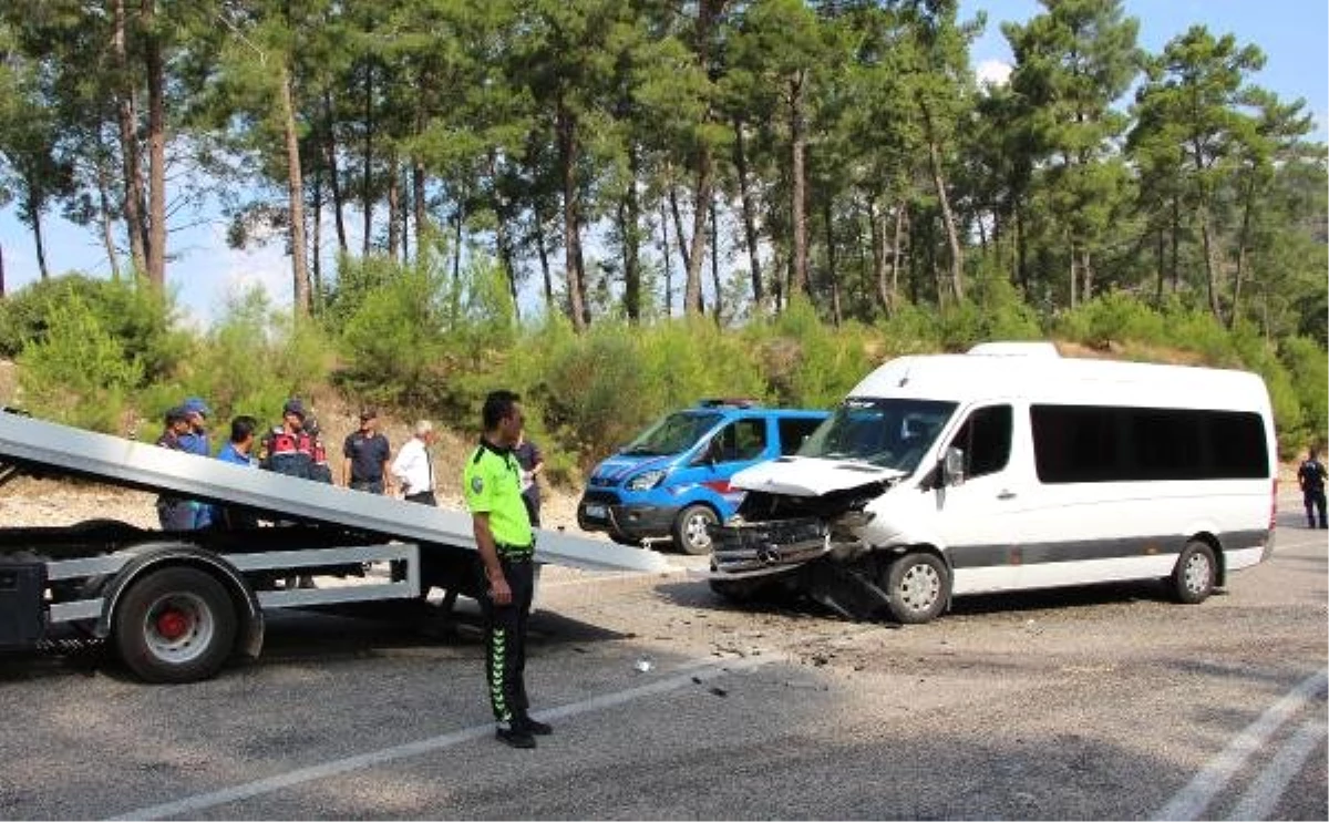 Tur minibüsüyle otomobil çarpıştı: 7\'si turist 11 yaralı