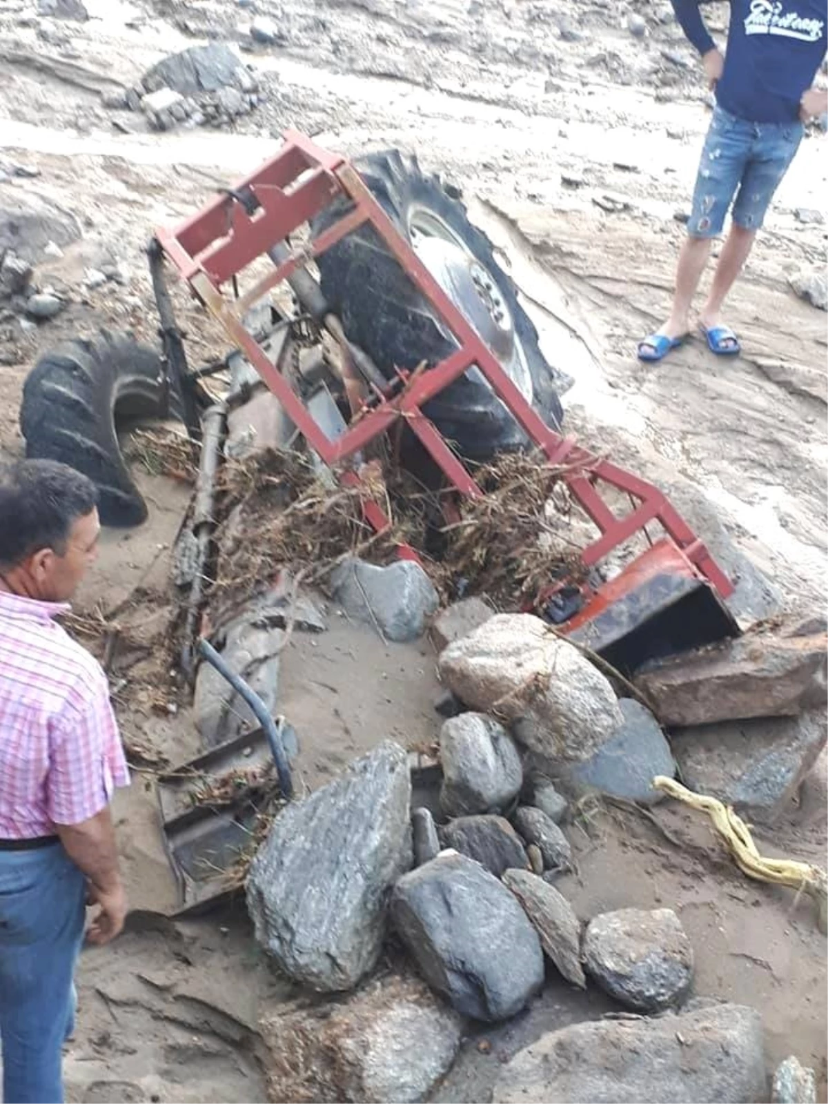 Alaşehir\'de dere taştı sel suları 2 traktörü sürükledi