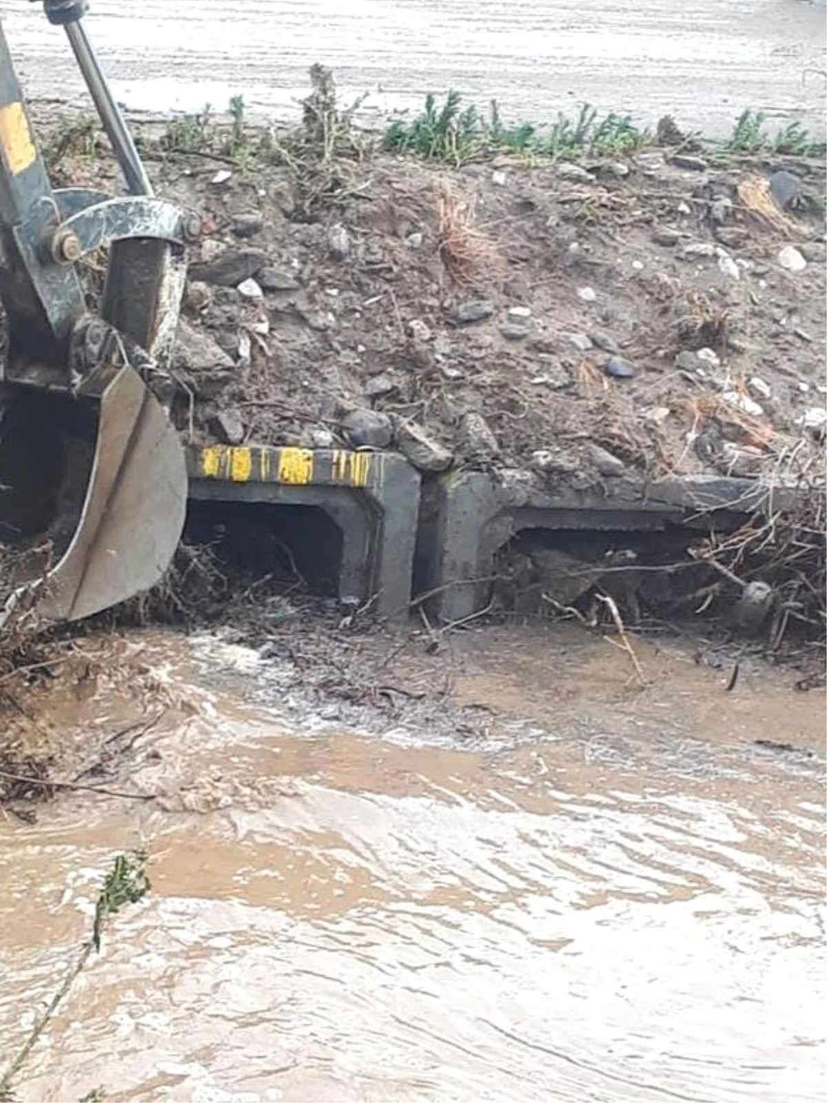 Alaşehir\'de sel suları 2 traktörü yuttu