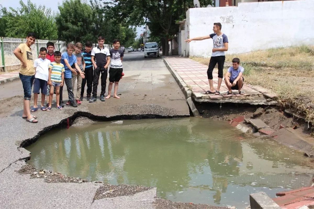 Ana boru patladı, mahalle su altında kaldı