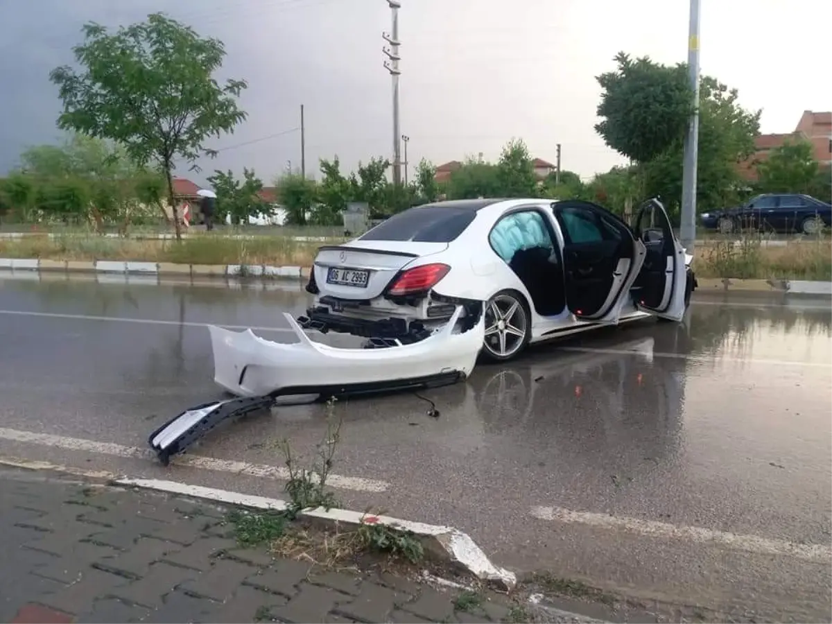 Aydınlatma direğine çarpan lüks araç kendi etrafında defalarca döndü: 2 yaralı