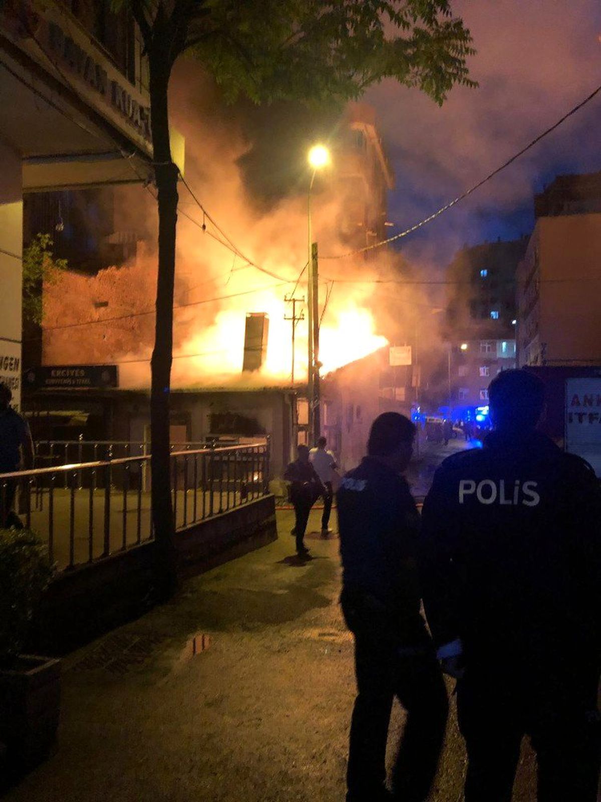 Başkent\'te alev alan lokanta yanındaki büfeyi de tutuşturdu