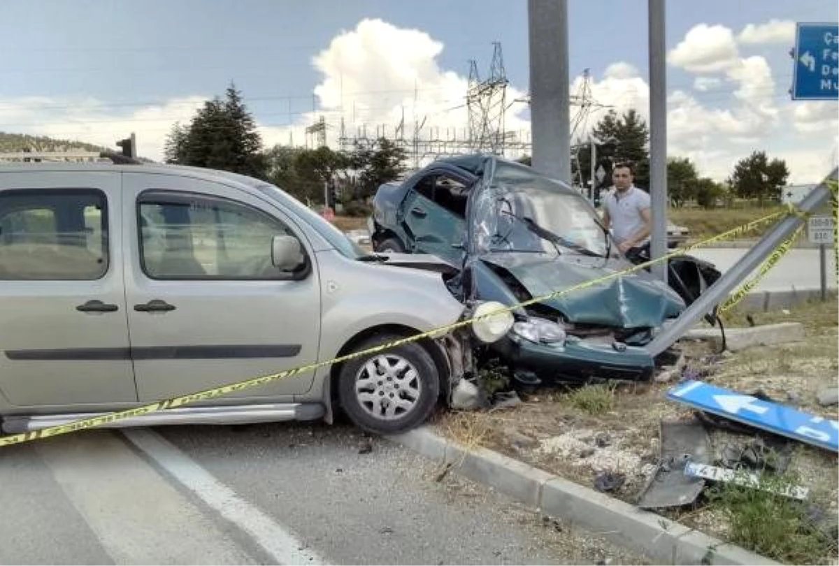 Burdur\'da otomobiller çarpıştı: 5 yaralı