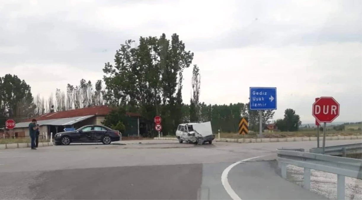 Çavdarhisar\'da trafik kazası: 2 yaralı