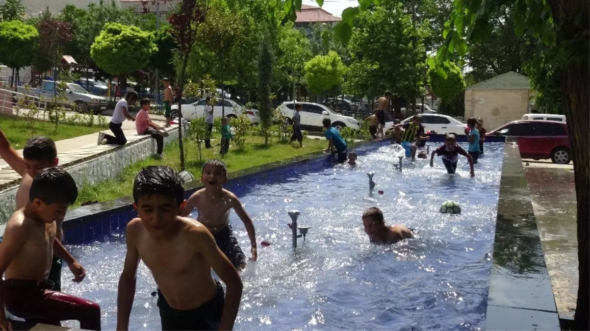 Çocuklar süs havuzlarında serinlemeye çalıştı