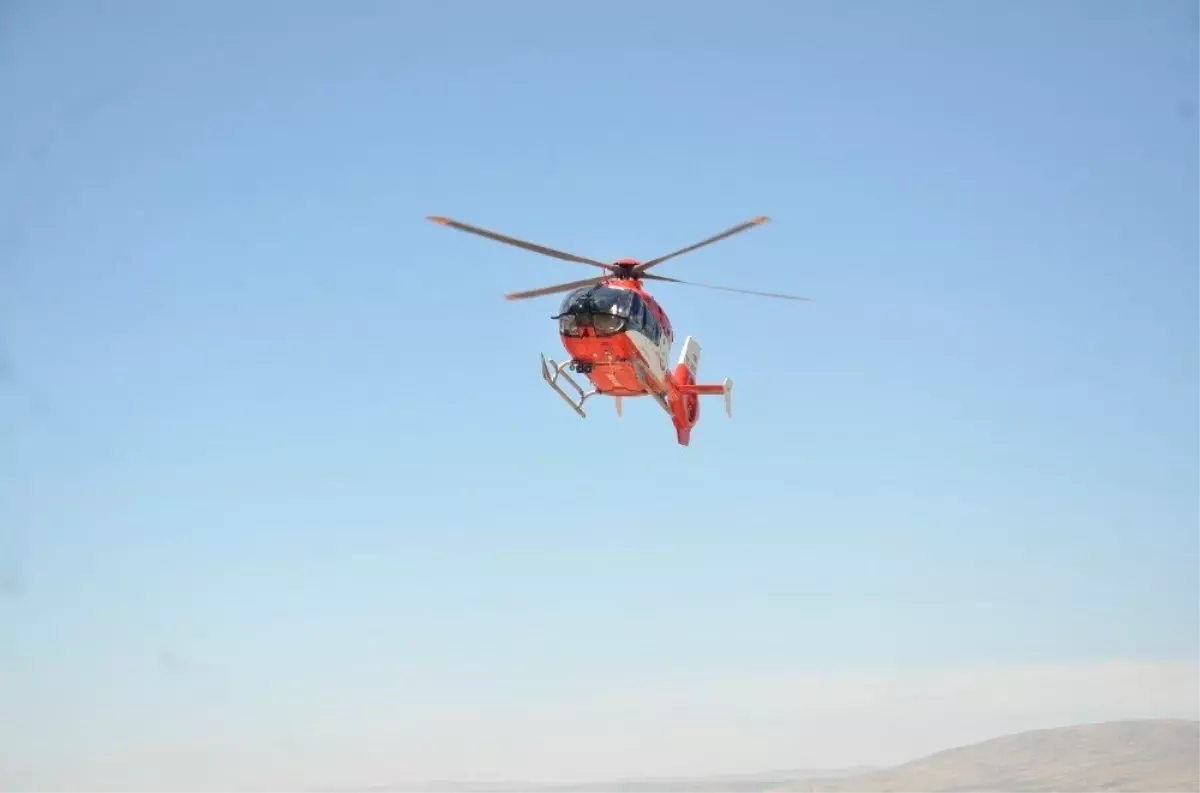 Dağlık arazide düşen öğretmen, ambulans helikopterle kurtarıldı