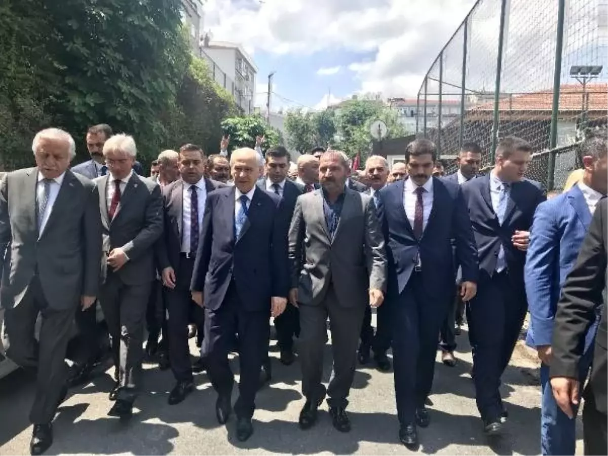 Devlet Bahçeli Karagümrük Spor Kulübü\'nü ziyaret etti