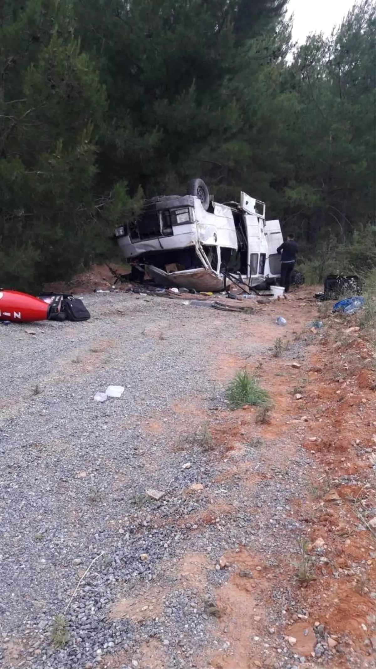 Düğüne giden müzisyenleri taşıyan minibüs takla attı: 5 yaralı