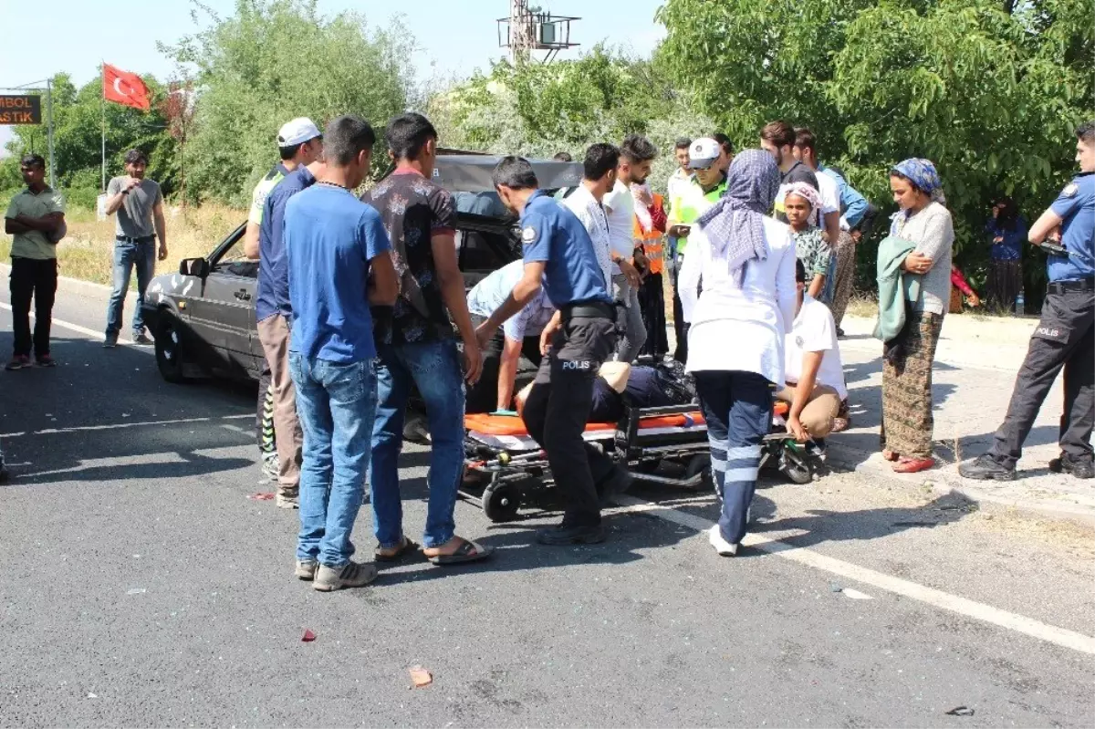 Elazığ\'da otomobiller çarpıştı: 2\'si çocuk 8 yaralı