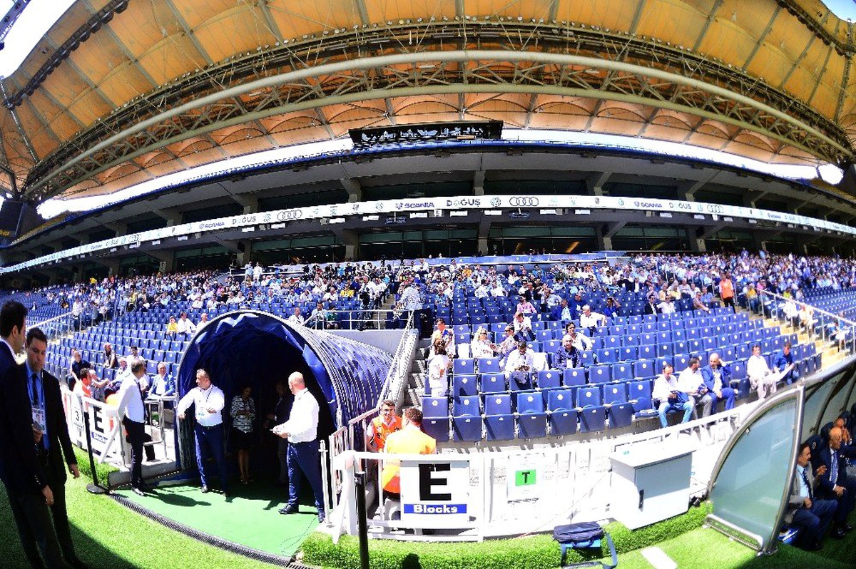 Fenerbahçe\'de Tüzük Tadil Genel Kurulu, yeterli çoğunluğun sağlanamamasından dolayı iptal edildi.