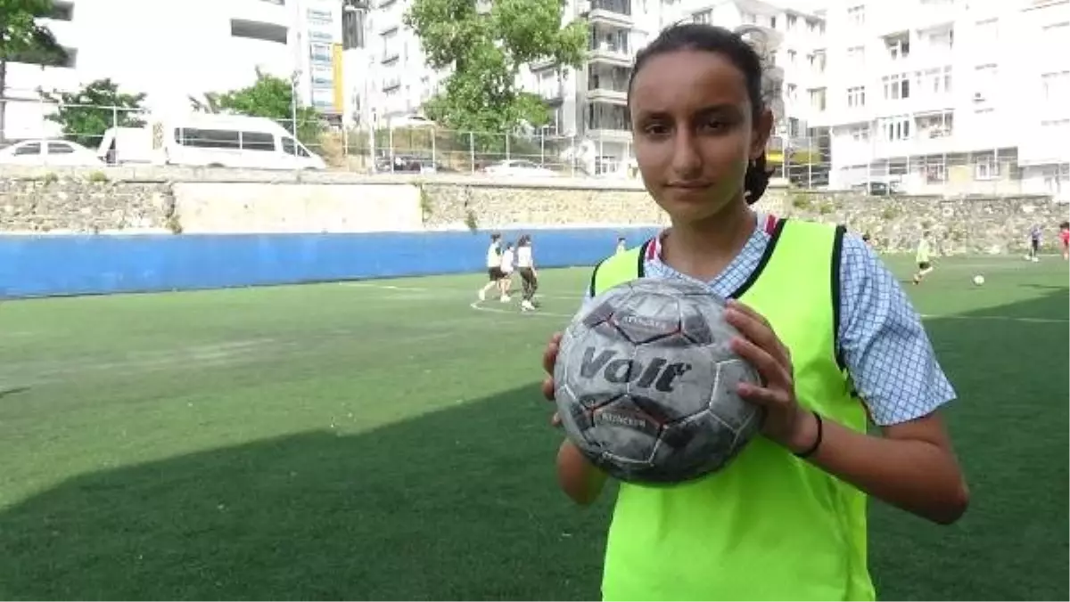 Futbolcu olmak isteyen Zeynep, takım bulamıyor