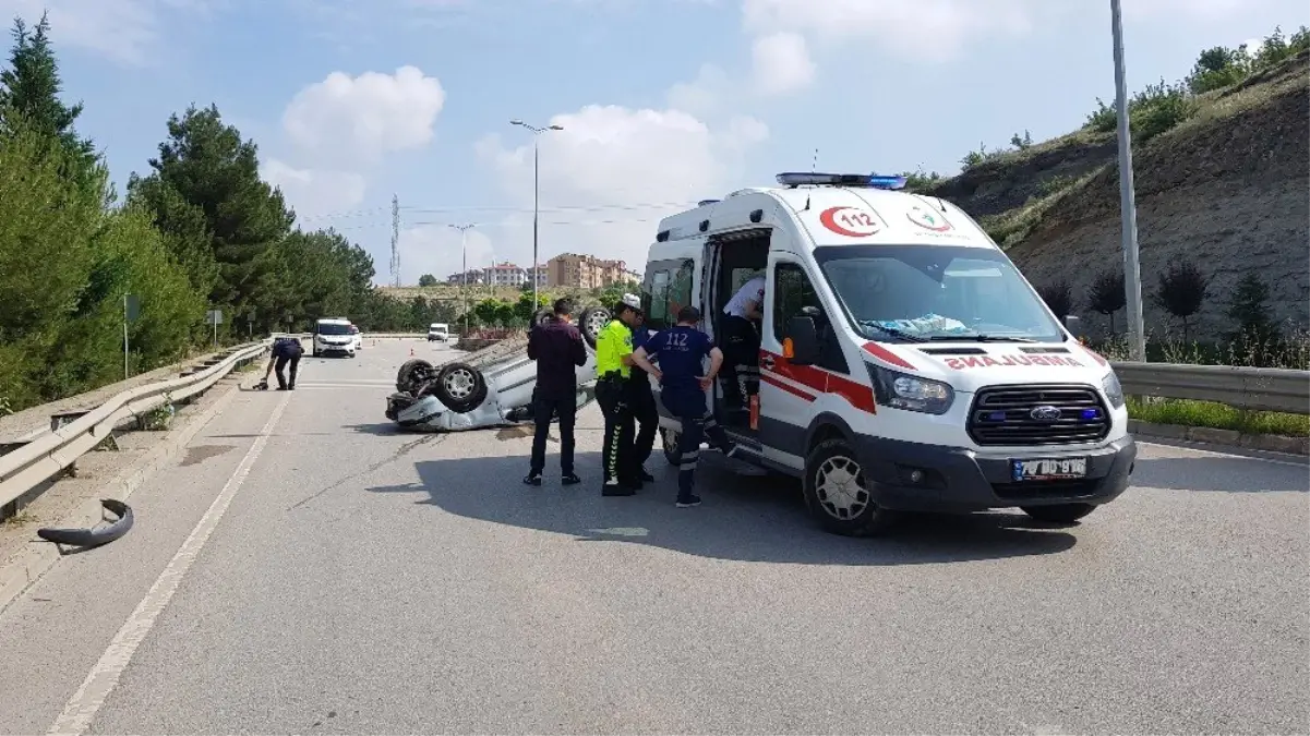Genç mimarın otomobili bariyerlere çarparak takla attı