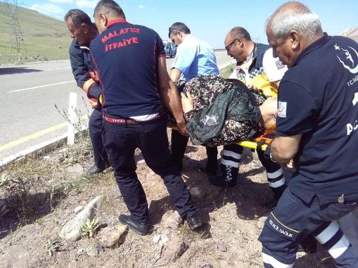 Hafif ticari araç refüje çarptı: 4 yaralı