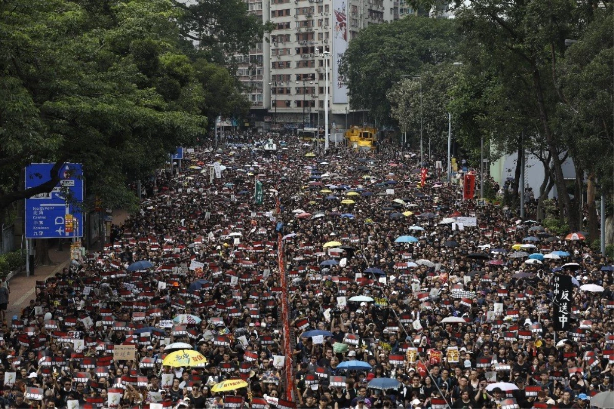 Hong Kong\'da hükümetin geri adımına rağmen binlerce kişi yeniden sokaklarda