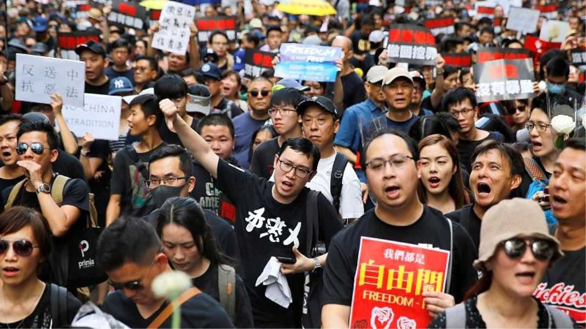 Hong Kong\'da iade yasası ertelenmesine rağmen, yüz binlerce kişi sokaklara döküldü