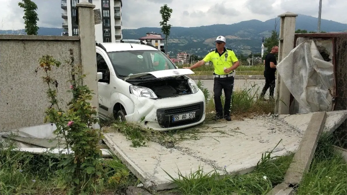 Kediye çarpmak istemeyen kadın sürücü bahçe duvarına çarptı