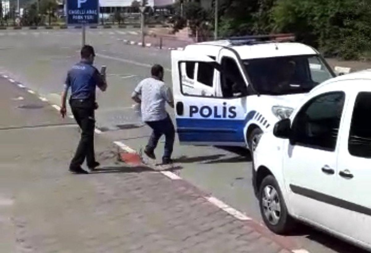 Kimliğini kaybeden adayların yardımına polis yetişti