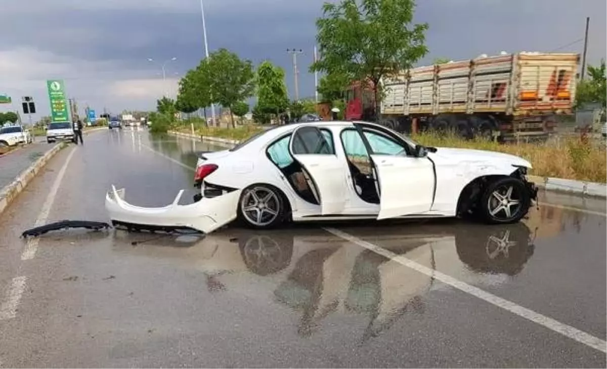 Lüks otomobilin kaza anı kamerada