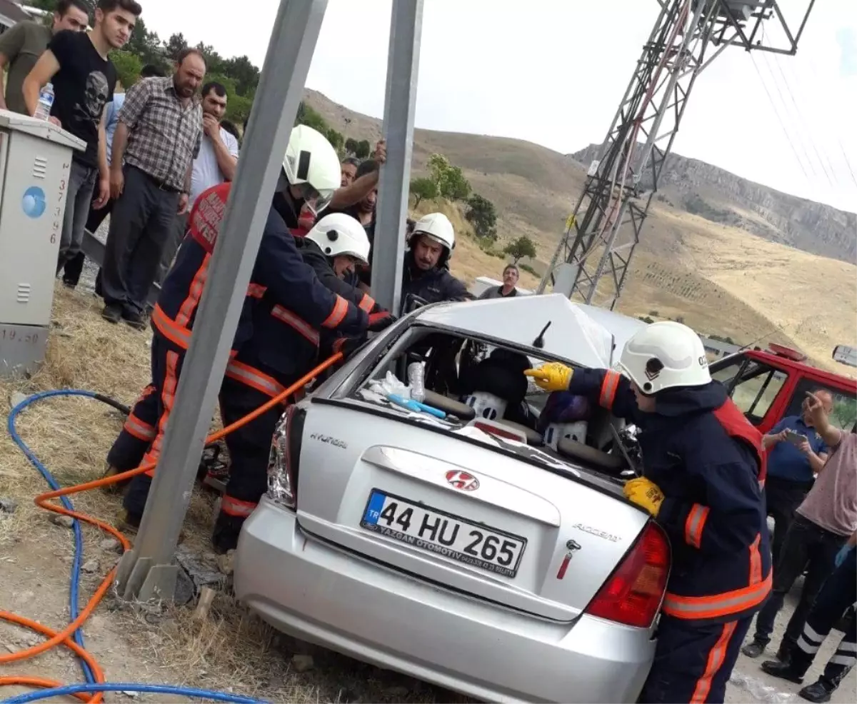 Malatya\'da otomobil aydınlatma direğine çarptı: 6 yaralı