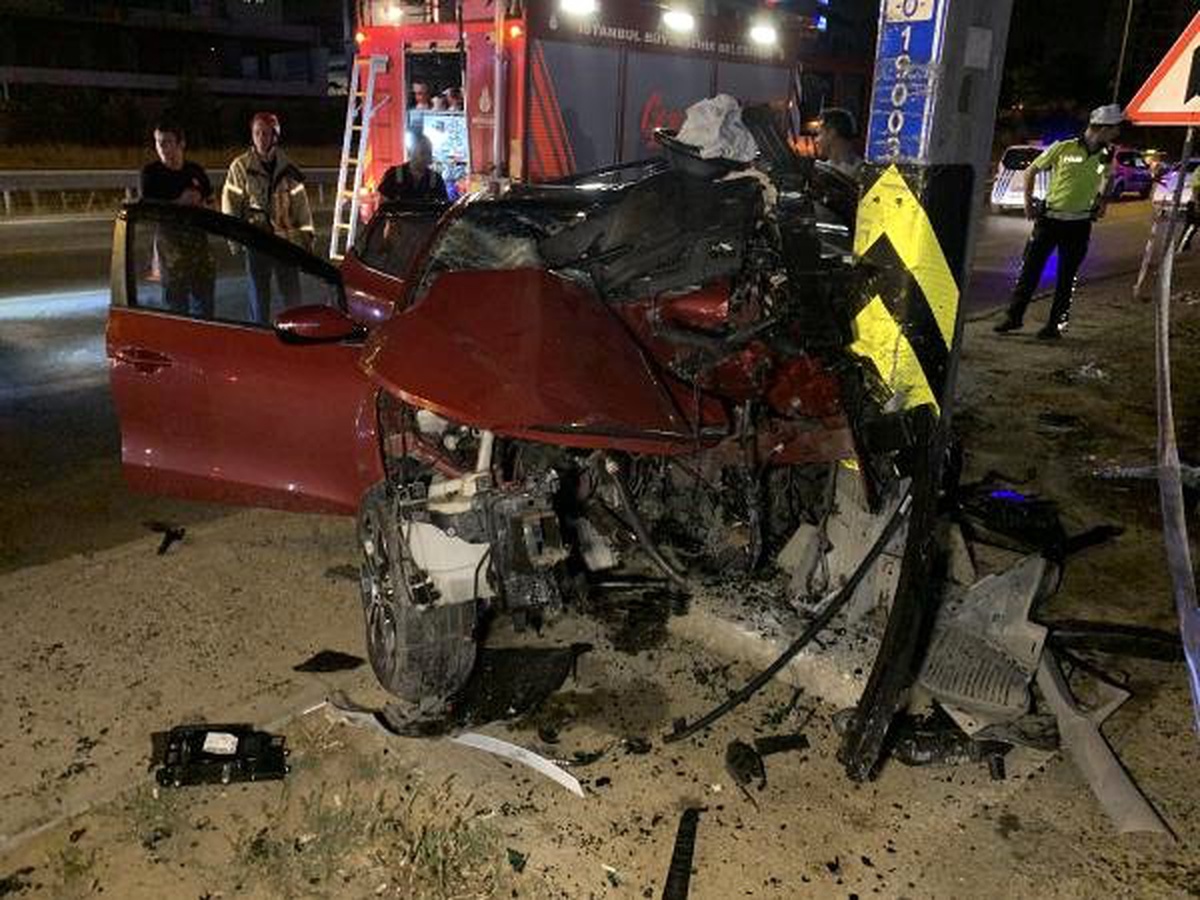 Maltepe\'de otomobil direğe çarptı: biri ağır, 2 yaralı