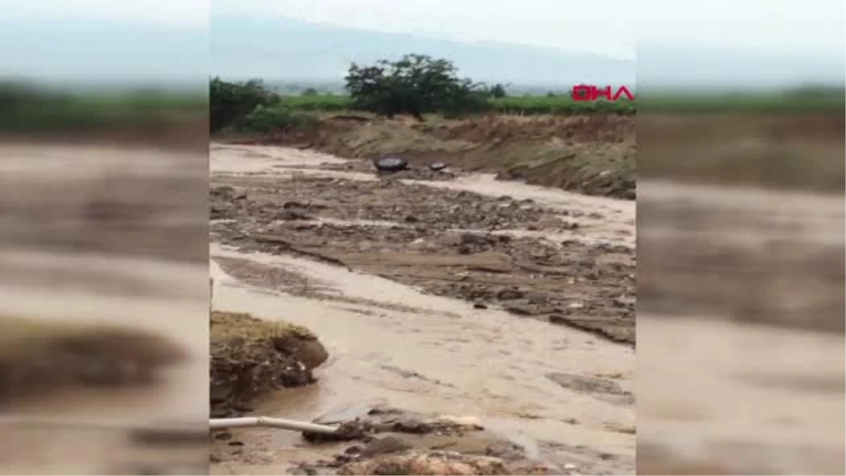 MANİSA Alaşehir\'de sel suları 2 traktörü yuttu