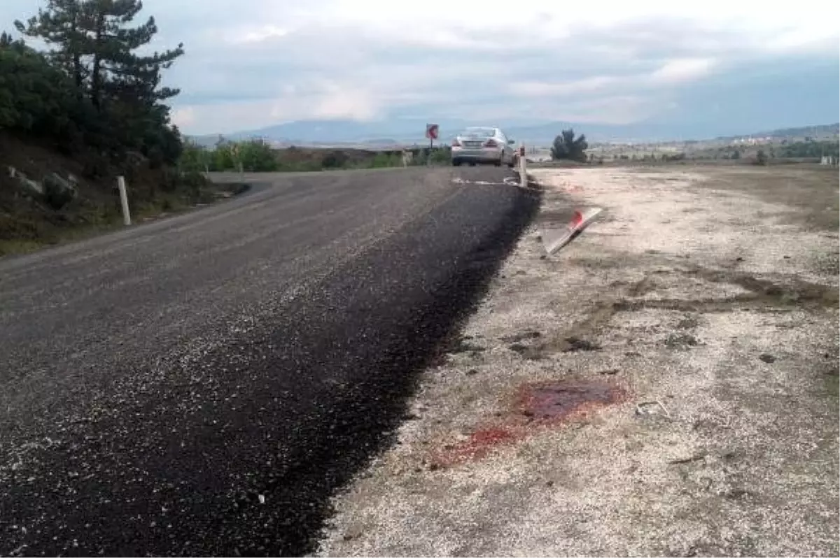 Motosiklet yön tabelasına çarptı: Baba öldü, 2 çocuğu yaralandı