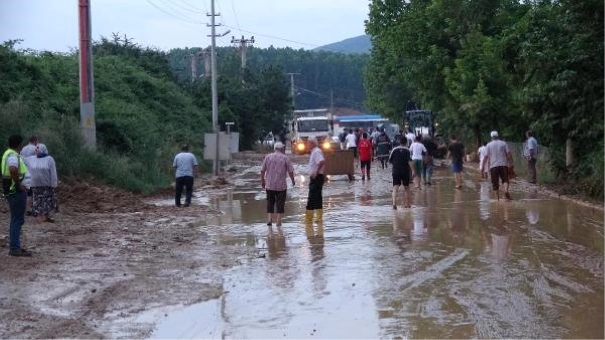 Otoyol şantiyesindeki toprak kaydı, mahalleli isyan etti