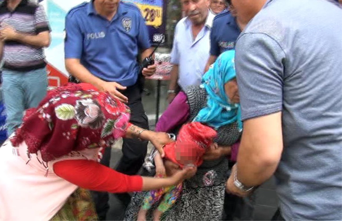 (ÖZEL) Kucağında bebekle polise yakalanan kadın dilenciden "Bebeği yere çarparım" tehdidi