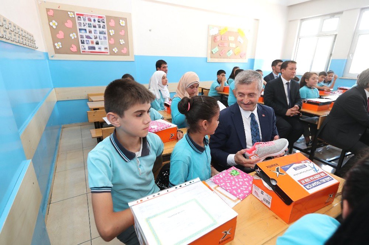 Şahinbey Belediyesi\'nden öğrencilere karne hediyesi spor ayakkabı