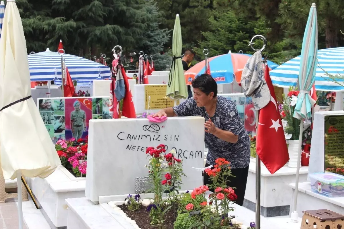 Şehit ailelerinden Babalar Günü\'nde Cebeci Askeri Şehitliği\'ne ziyaret