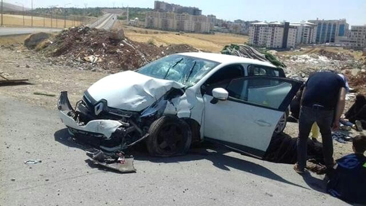 Siirt\'te otomobil ile kamyon çarpıştı: 10 yaralı