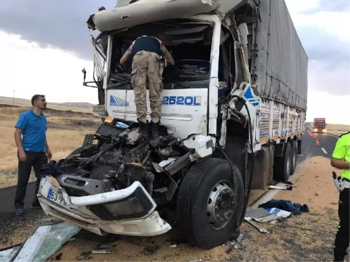 Şırnak\'ta kamyonlar çarpıştı: 1 ölü