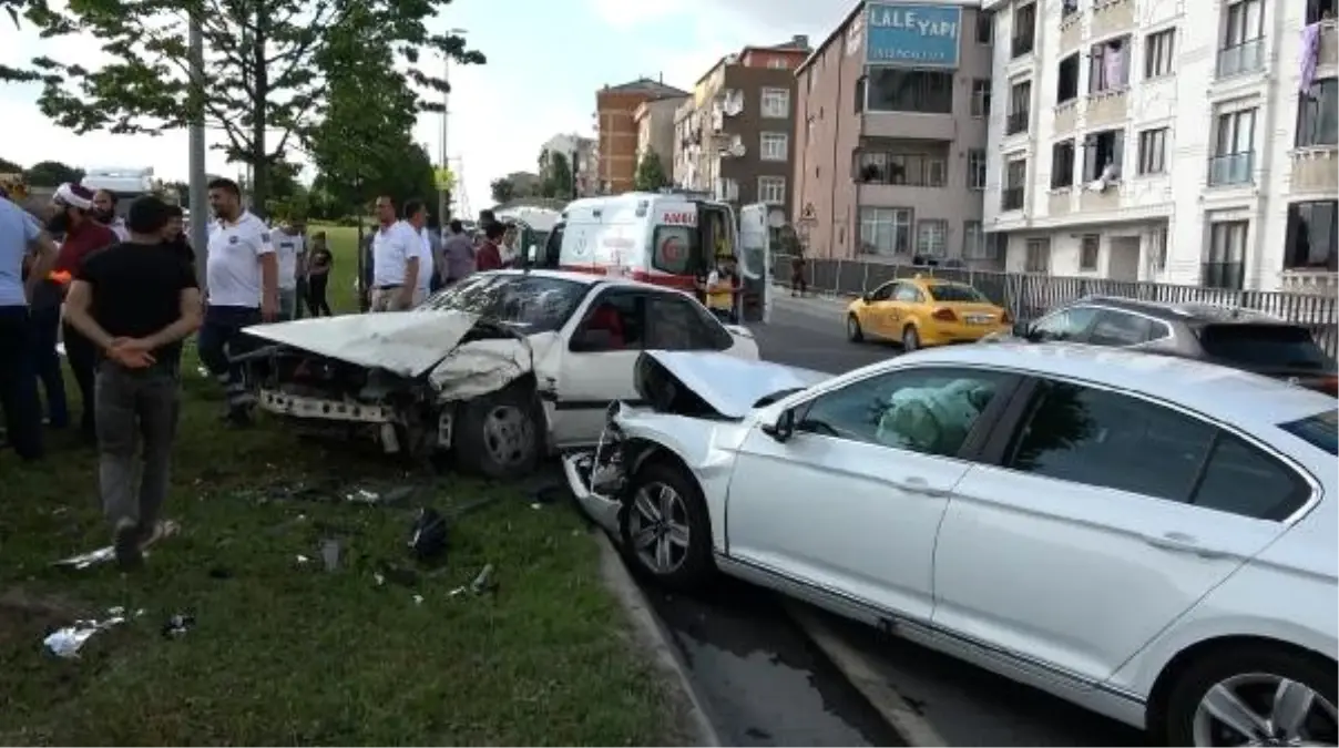 Sultangazi\'de trafik kazası: 1\'i ağır 3 yaralı