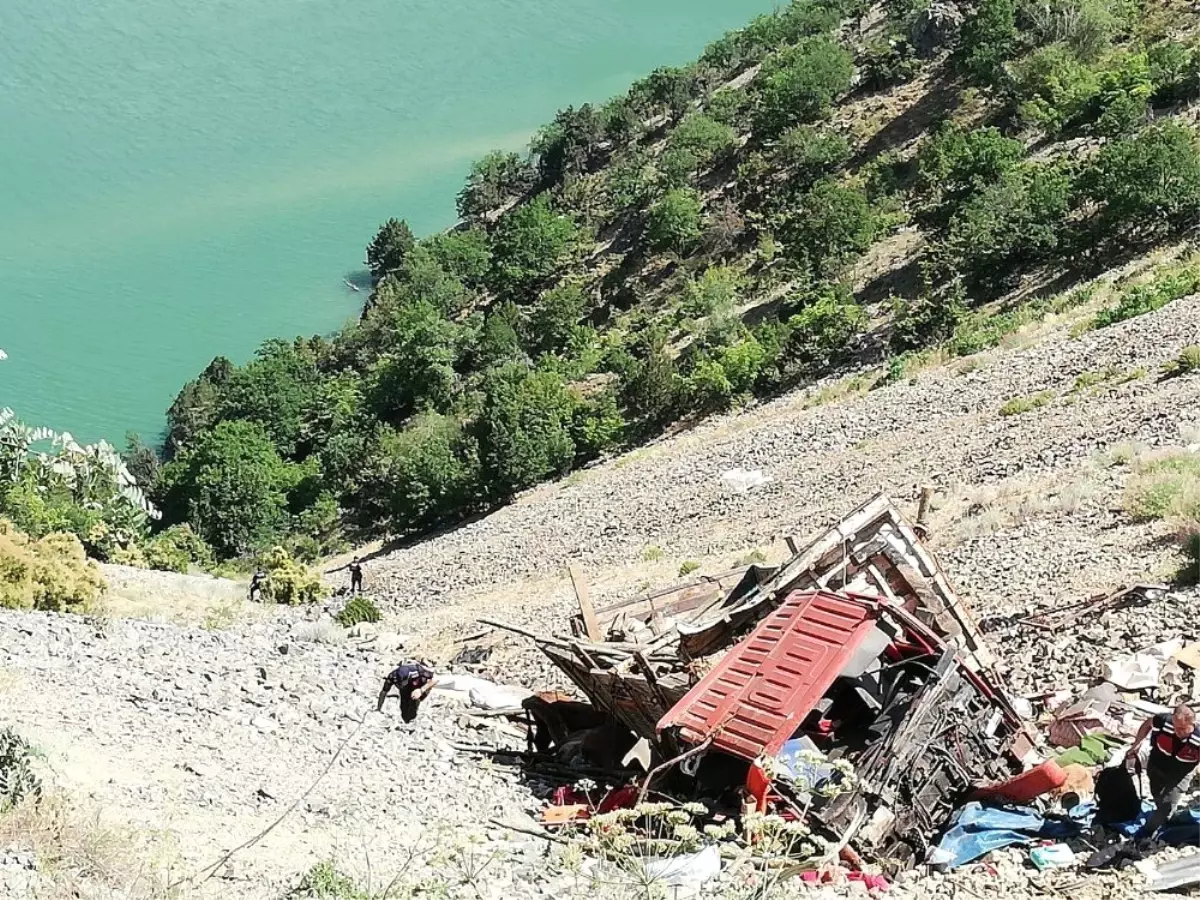 Yaylaya giden kamyon şarampole yuvarlandı: 1 ölü, 8 yaralı