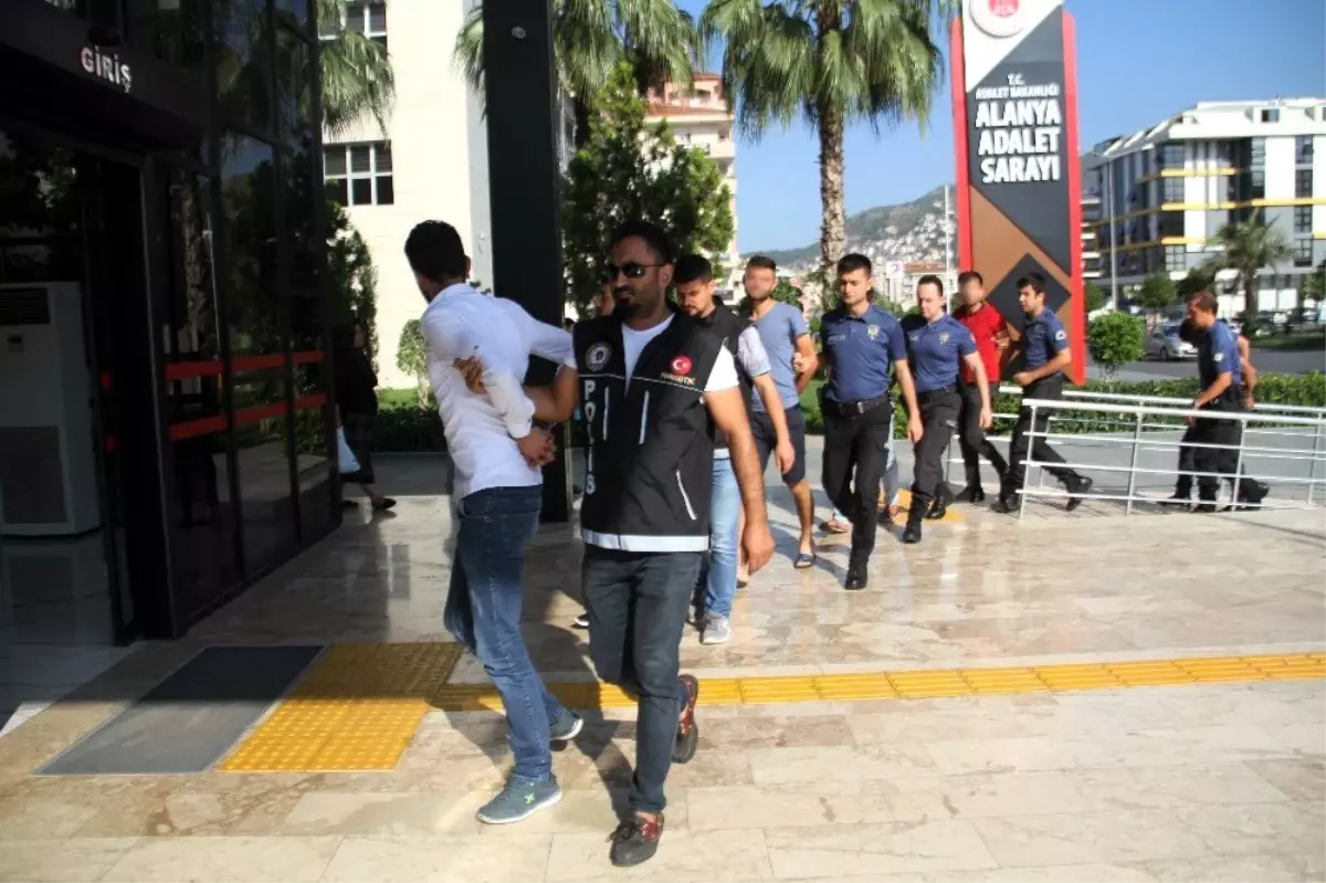 Alanya merkezli uyuşturucu operasyonunda gözaltına alınan şüpheliler adliyede