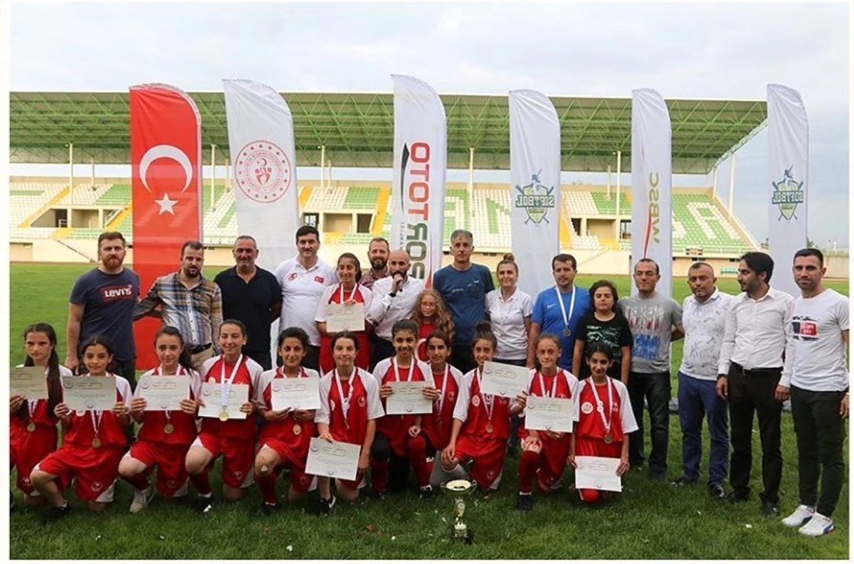 Analig Softbol\'da Kayseri Kız Takımı Türkiye Şampiyonu Oldu