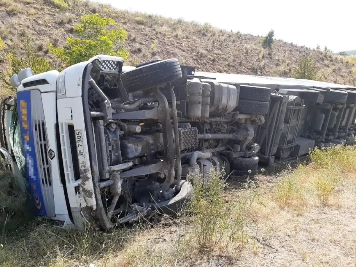 Ankara Çevre Yolu\'nda tır devrildi: 1 yaralı