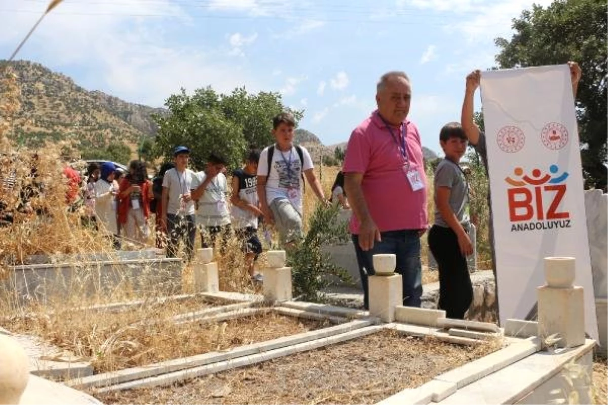 Ankaralı öğrencilerden Silopi\'de şehitlerin mezarları ile ailelerine ziyaret
