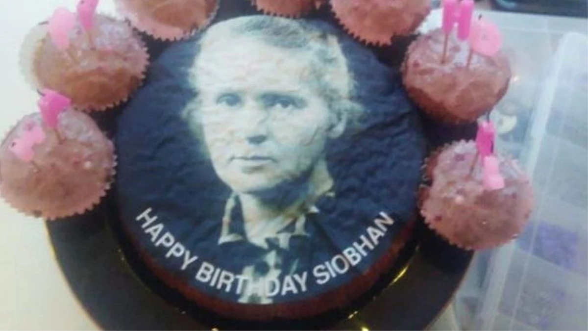 Arkadaşları yanlış anladı, doğum gününü Mariah Carey yerine Marie Curie\'li pastayla kutladı