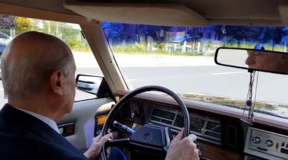 Bahçeli, klasik otomobiliyle Ankara\'yı turladı