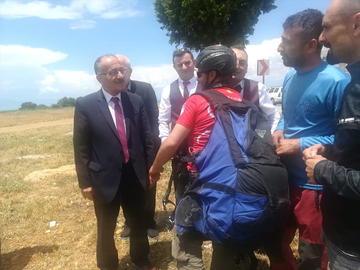 Başkan Bayındır yamaç paraşütçüleriyle buluştu