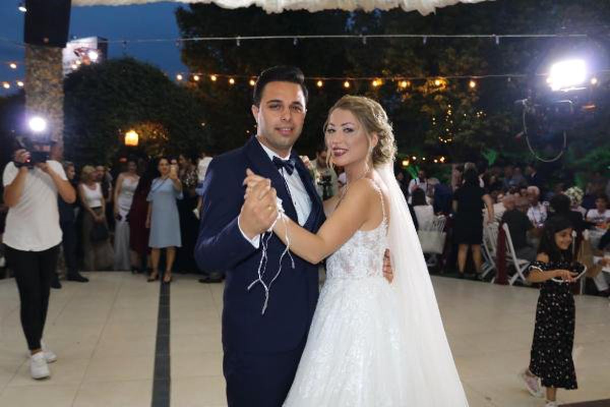 Başkanın düğününde Yıldırım ile İmamoğlu\'nun programı izlendi